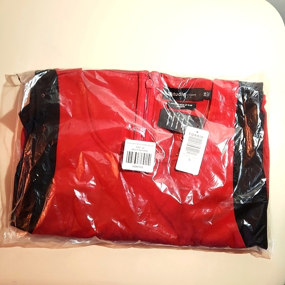 NWT TORRID DRESS - MINI DRESS CONTOUR BODYCON DRESS LUXE PONTE  MACHINE WASHABLE - Picture 3 of 8